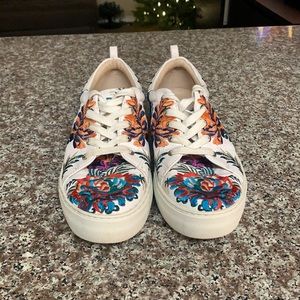 white j/slides, size 9 with embroidered floral design.